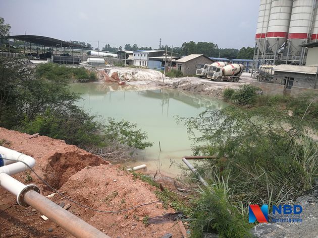 广西南流江水源地拟撤销，为何？二级保护区内实地观察：企业无环评报告就生产，垃圾堆现多头死猪