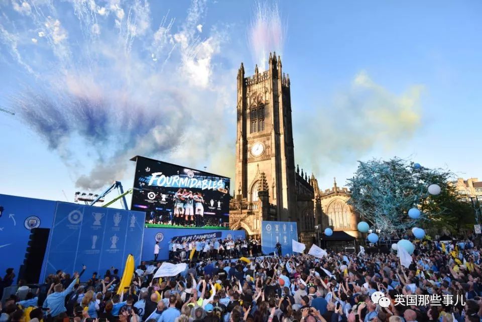 「vlog」登上球队大巴，被几万球迷包围，曼城四冠王夺冠巡游简直不能更嗨！