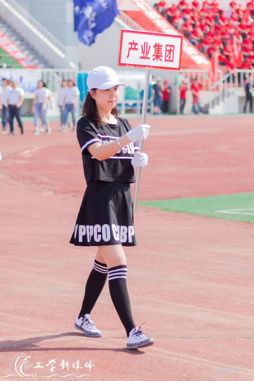 鍝堝皵婊ㄥ笀鑼冨ぇ瀛﹁繍鍔ㄤ細鍏堝濂崇,鍏堝濂崇