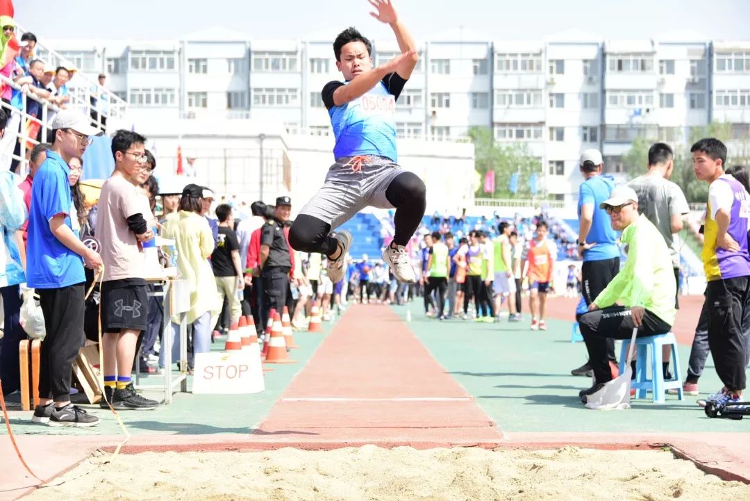 鍝堝皵婊ㄥ笀鑼冨ぇ瀛﹁繍鍔ㄤ細鍏堝濂崇,鍏堝濂崇