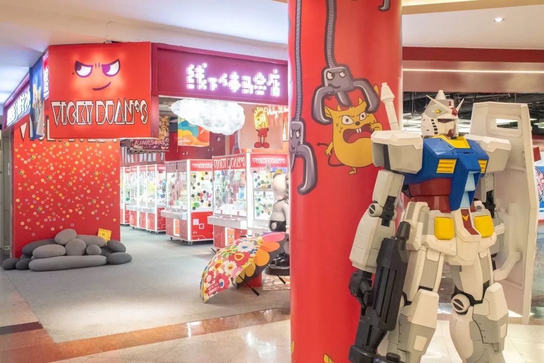 0.01元限量秒杀80枚娃娃机游戏币，AJ、Champion...带你探秘这家满是潮牌的娃娃机店！