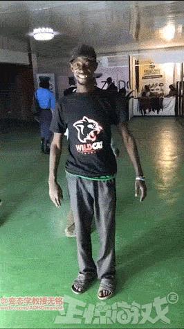 正惊GIF囧图：史上最硬核的学霸，女装大佬是怎么坐地铁的？