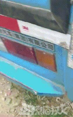 正惊GIF囧图：史上最硬核的学霸，女装大佬是怎么坐地铁的？