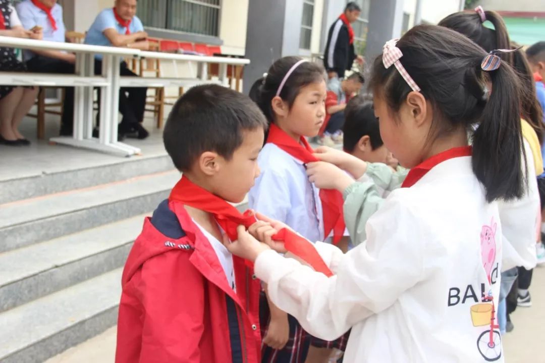 学校传承雷锋精神主题活动简报,弘扬雷锋精神汇演