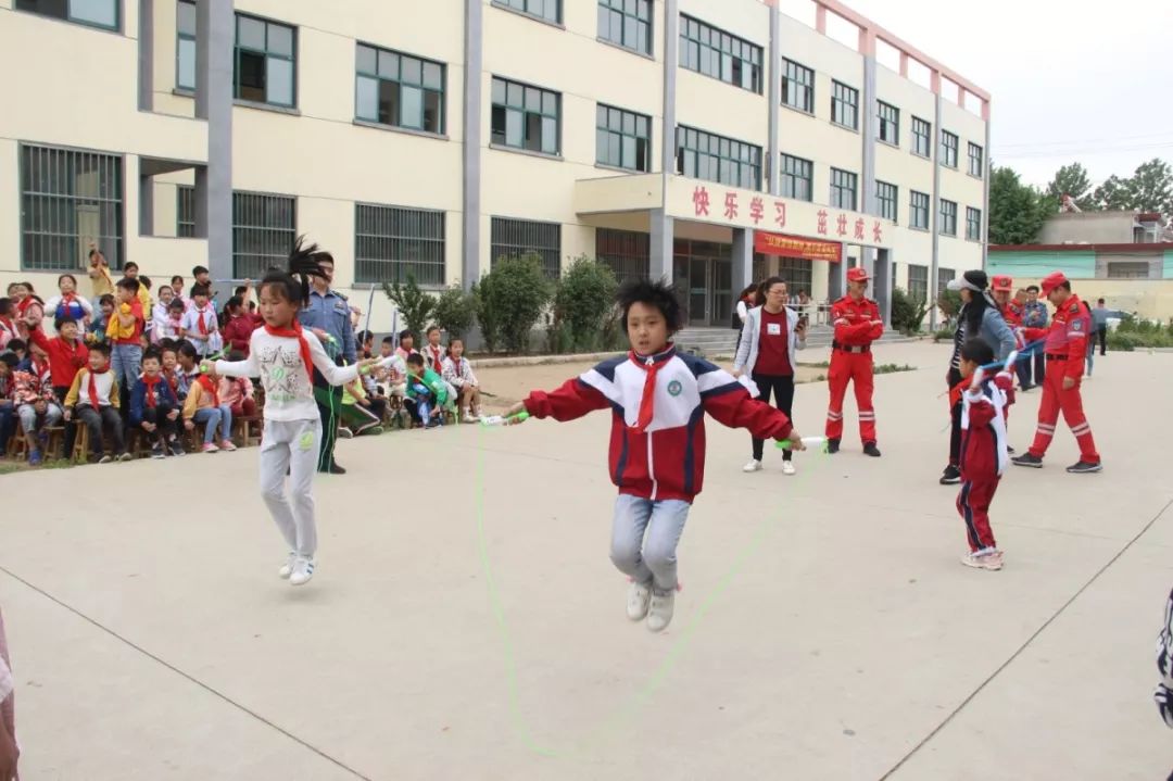 学校传承雷锋精神主题活动简报,弘扬雷锋精神汇演