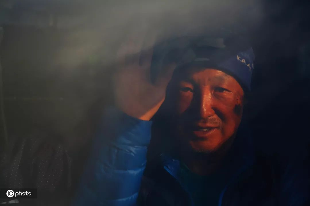 1950年登顶珠峰高清图,珠峰66年登山视频