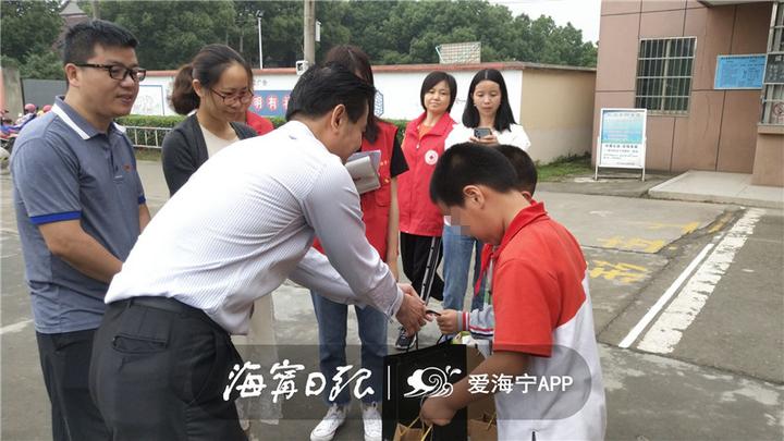 今天，海宁有61个小朋友收到神秘礼物，圆“小小心愿”