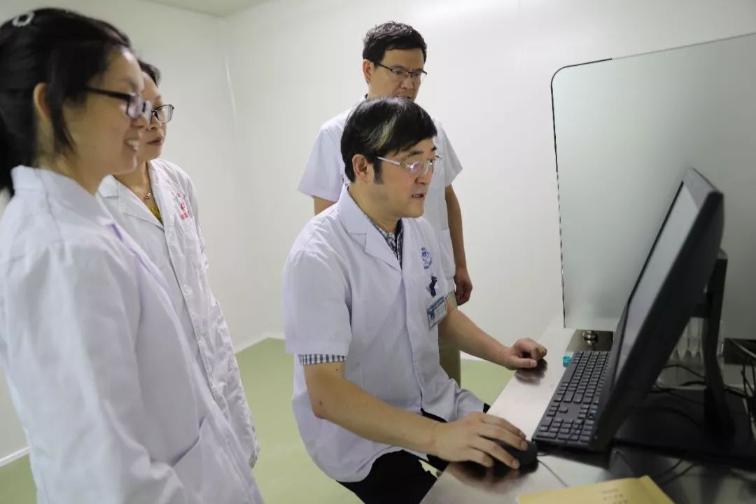 这位从鹤峰走出来的医学博士，用大爱诠释坚守与奉献…