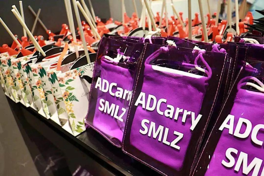 偶像周边生意火爆，粉丝的钱真这么好挣？