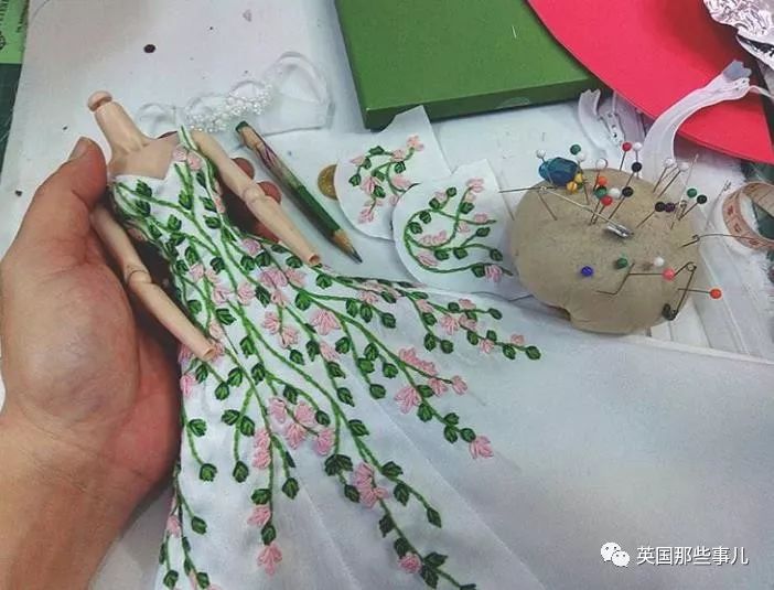 用布料给洋娃娃做衣服,手工高定时装