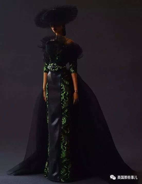 用布料给洋娃娃做衣服,手工高定时装