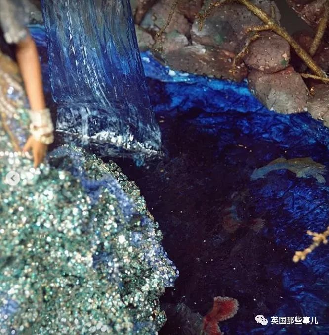 用布料给洋娃娃做衣服,手工高定时装