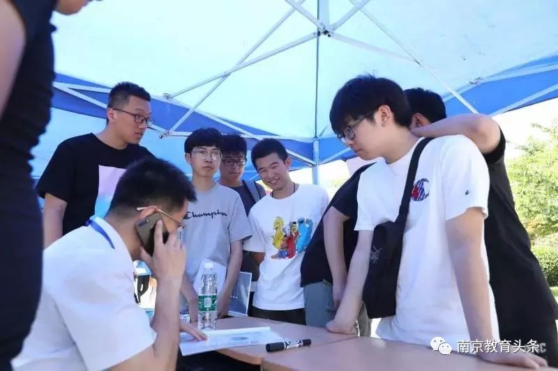 九个岗位抢一个学生！入职后收入高达......什么学校这么牛？