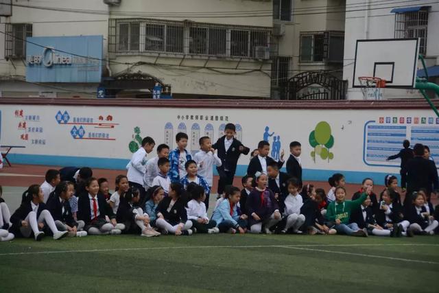 信阳市第一实验小学举行第三届校长杯足球赛