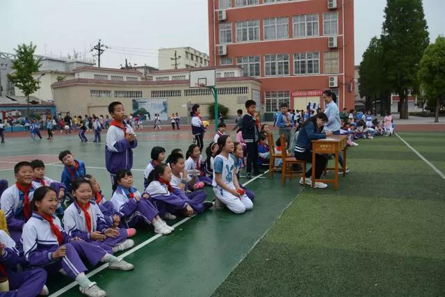 信阳市第一实验小学举行第三届校长杯足球赛