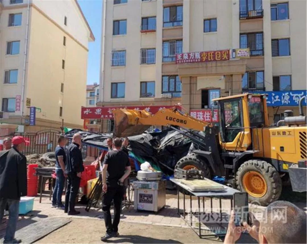 上铲车,道外东棵北四道街占道建材被清理|举报36类”闹心事“#让陈年”烂账“见光死#