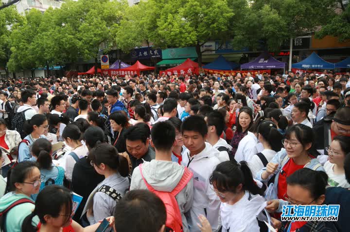 2019年全国高考拉开帷幕23289名南通考生从容应考