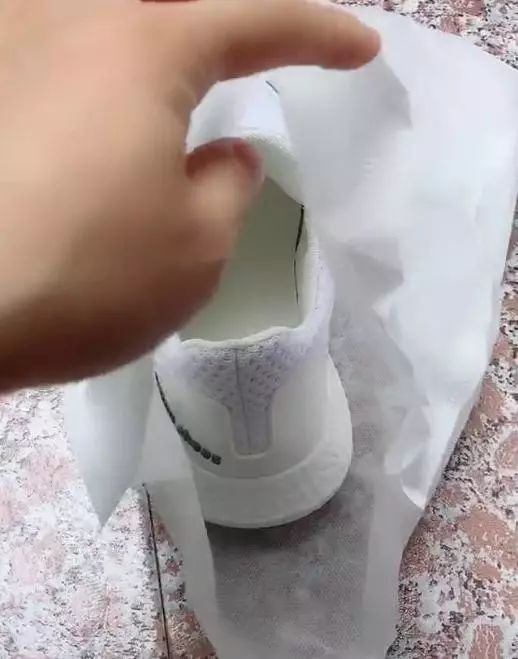 鞋盒里边的白布袋子有什么用,鞋盒里的白布可以防止鞋子变黄吗