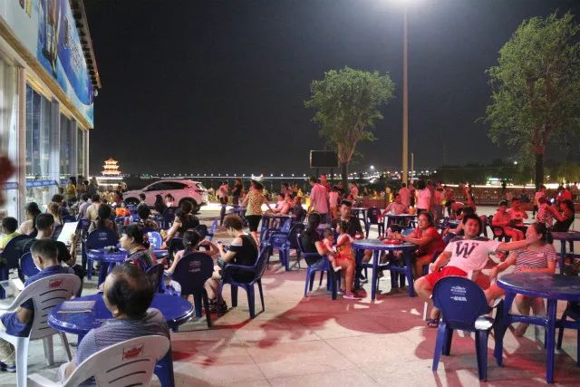 沙滩篝火啤酒狂欢,海边篝火夜晚狂欢