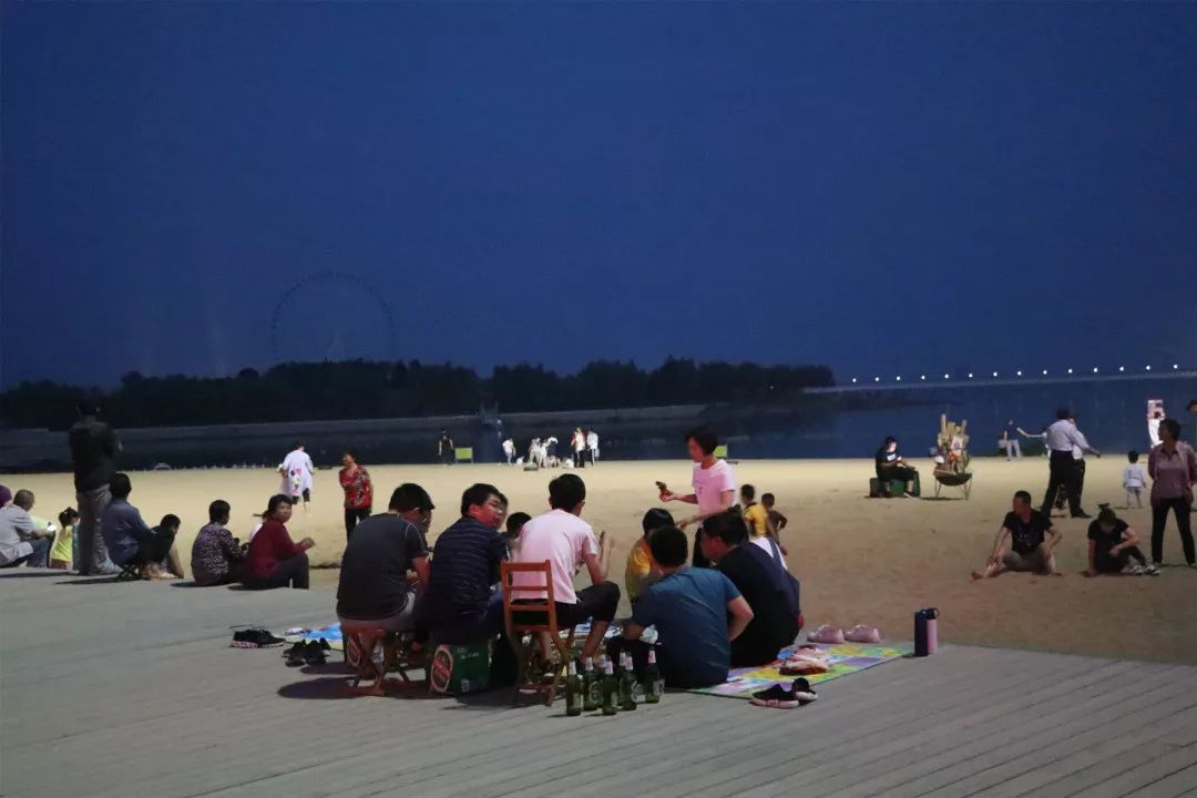沙滩篝火啤酒狂欢,海边篝火夜晚狂欢