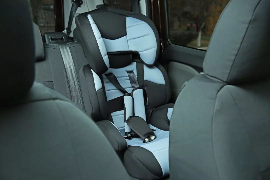 追尾婴儿被摔,急刹车小孩从后座摔下摔到头