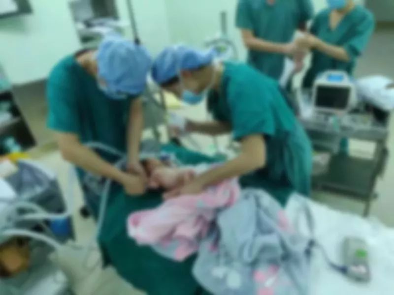 心疼！出生2天早产儿腹胀如包子生命垂危，医生打开腹部一看吓坏了