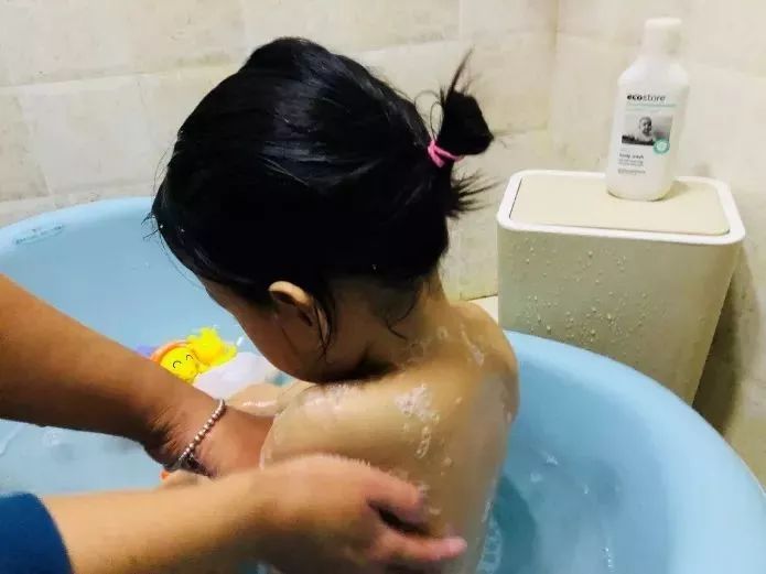 苦夏难捱如何让宝宝清凉度夏,夏天如何给宝宝保湿