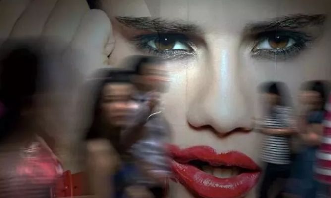 住手放开,放开那个女孩