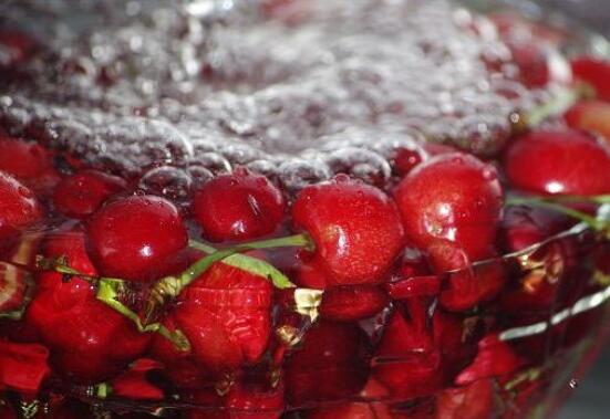 樱桃里有虫子樱桃还能吃吗,樱桃里面有虫子吃了有什么影响吗