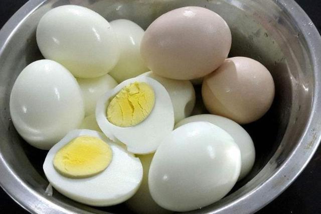 水煮鸡蛋容易粘壳是什么原因,熟鸡蛋粘皮的好还是不粘皮的好