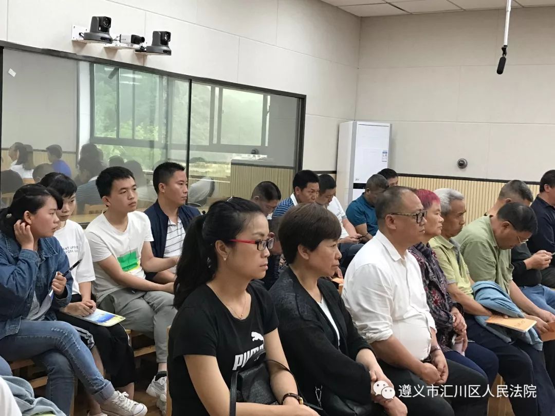 开庭时人没来最多等原被告多久,原告开庭没来法官可以延期吗