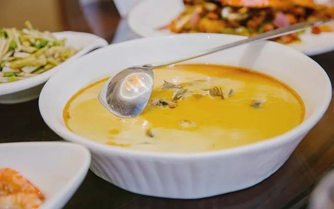 这座跟着周杰伦空降热搜的杨梅味小城,休渔期也能让你吃得满嘴鲜