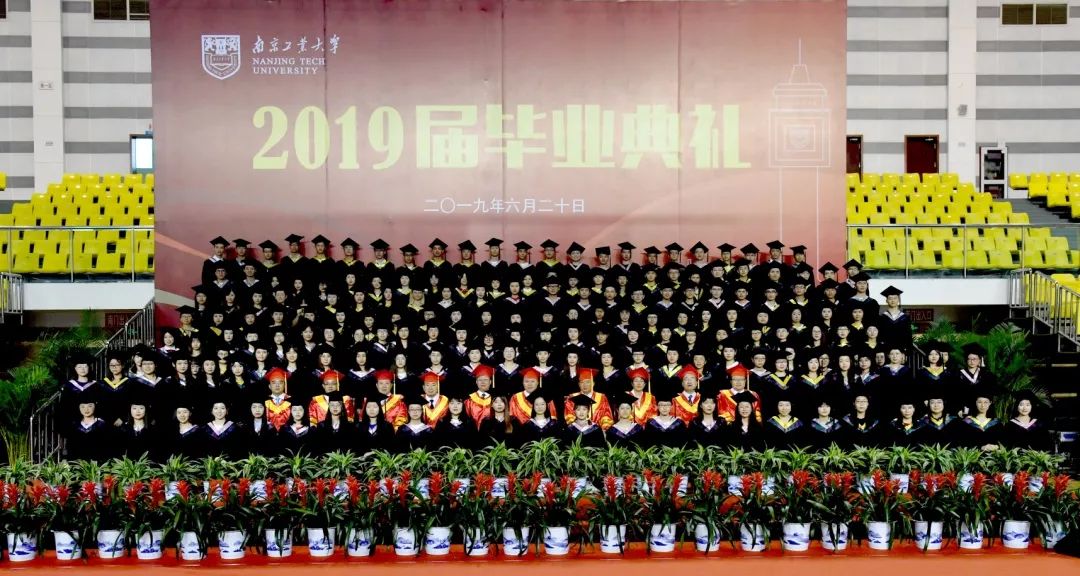 我们毕业了的感人事件,学生们毕业了感动哭了