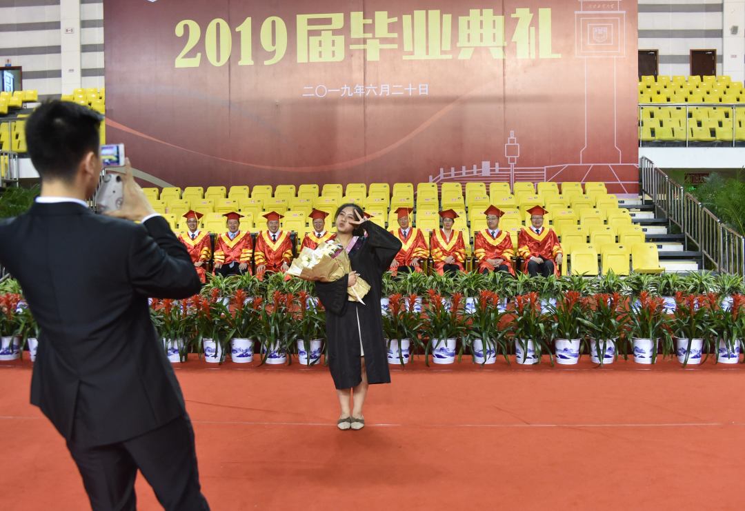 我们毕业了的感人事件,学生们毕业了感动哭了