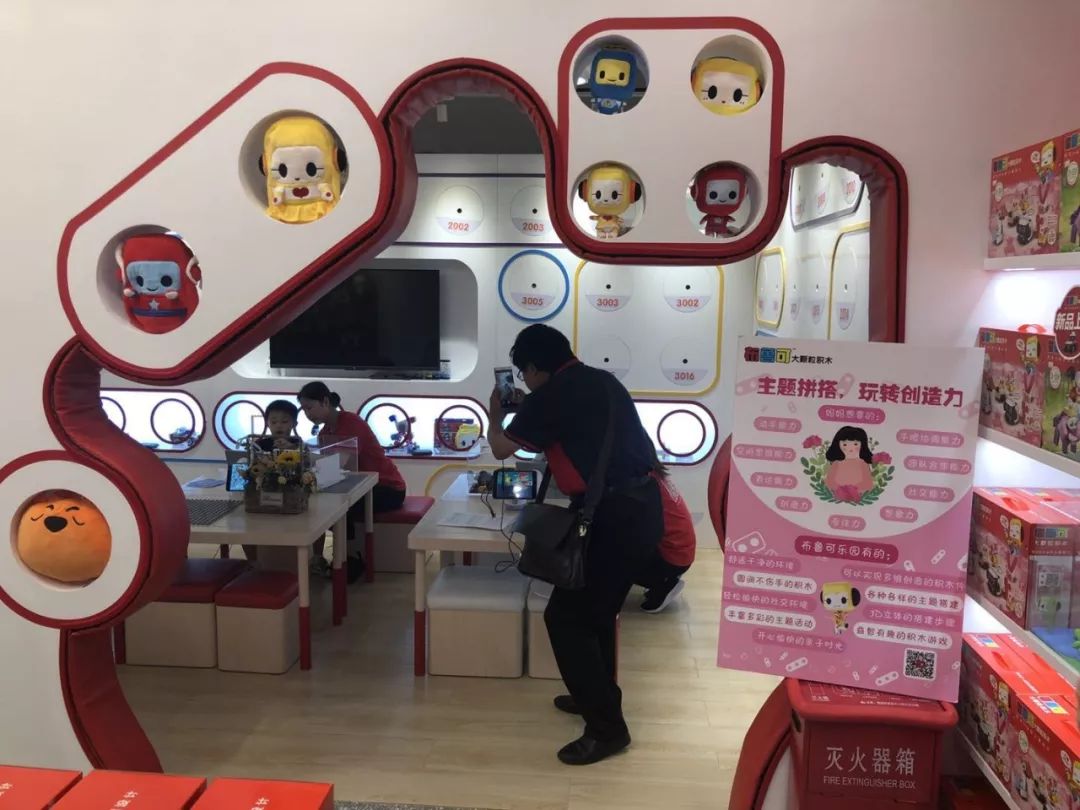 二宝爸探店|魔都市中心新开了一家布鲁可积木店!还请你们带娃免费来体验拼搭~