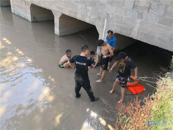 惊险消防解救因暴雨被困急流男子,少年身陷泥坑消防紧急救援