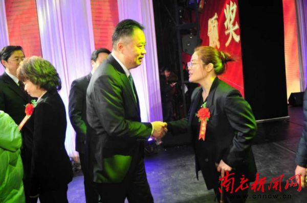 她用瘦弱的肩膀撑起一个家,她用佝偻的身躯撑起一个家