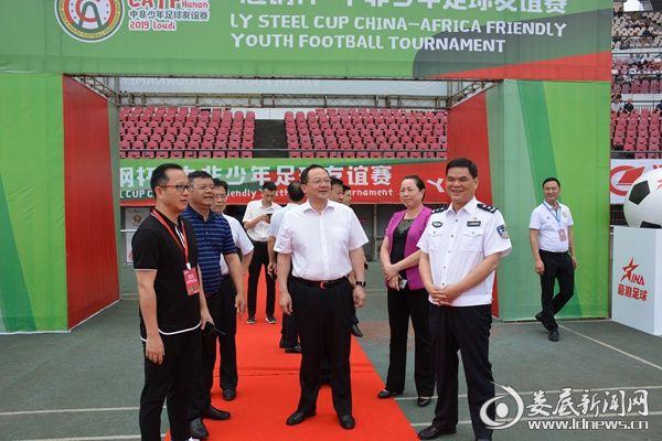 绿茵场上最美“警察蓝”中非少年足球友谊赛安全保卫工作掠影