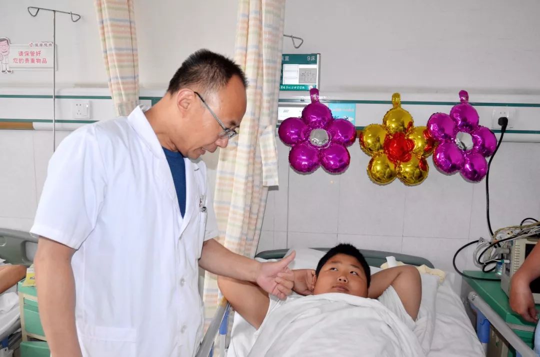 大手牵小手医护人员,大手牵小手致谢医护人员