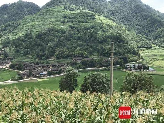 起底性侵养女案,拍案恶魔老师讲台上性侵女童21名