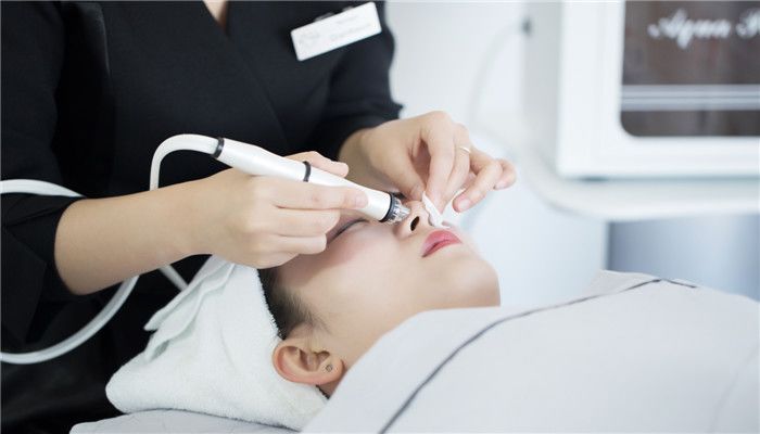 61岁高龄上演“婆孙恋”，坐拥上亿身价，这个老奶奶也太酷了吧