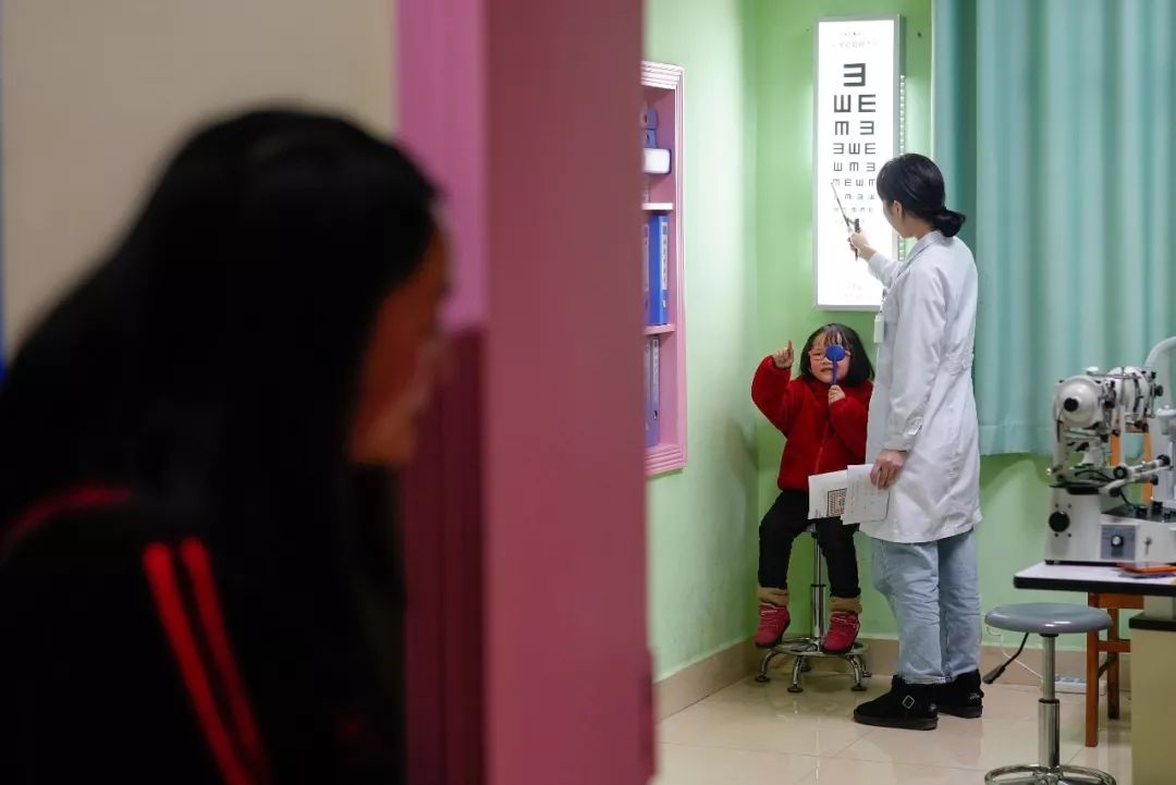 按摩眼睛治近视有真实案例吗,眼部按摩理疗能治疗近视吗