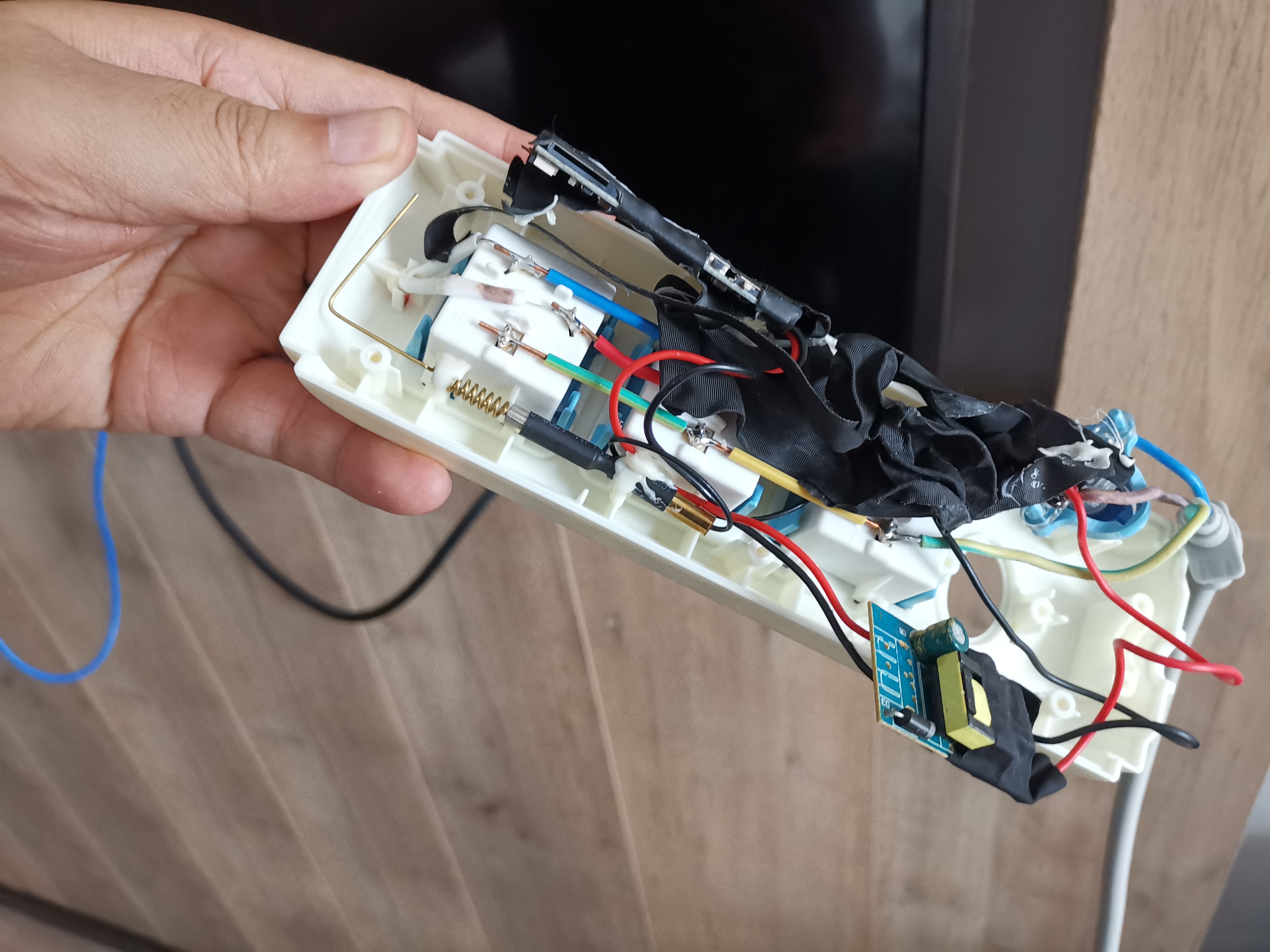 洛阳一酒店客房发现针孔摄像头，拆开后有16G内存卡