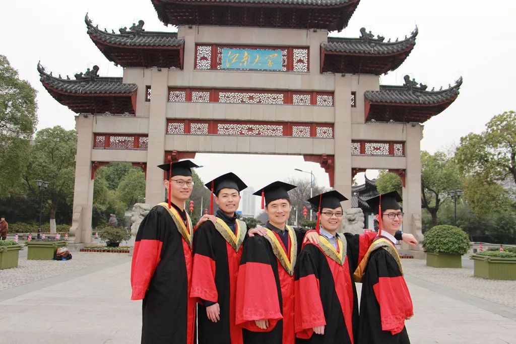 毕业照告别的是我们的青春,毕业照是我们永久的留念