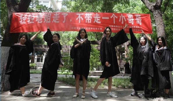 高校走心毕业季标语惹哭网友,催泪的毕业季横幅