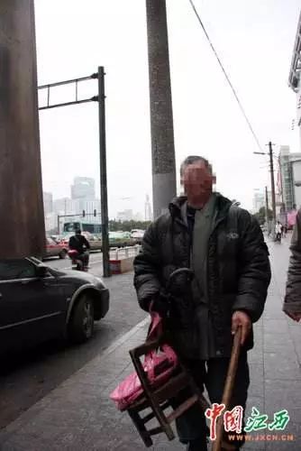 南昌八一广场残疾老头,八一广场乞讨男