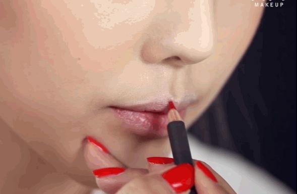 泫雅丰唇后颜值下跌?!但大家都爱这样的“香肠嘴”啊