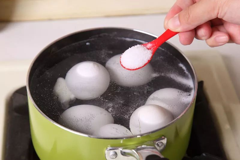 卤蛋怎么做好吃又简单不加酒,卤蛋怎么做不会变色不变小