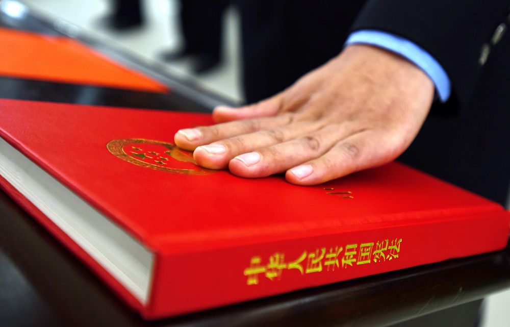 「百行百业百人诵百条宪法｜第一百三十九条」从事法务工作的她