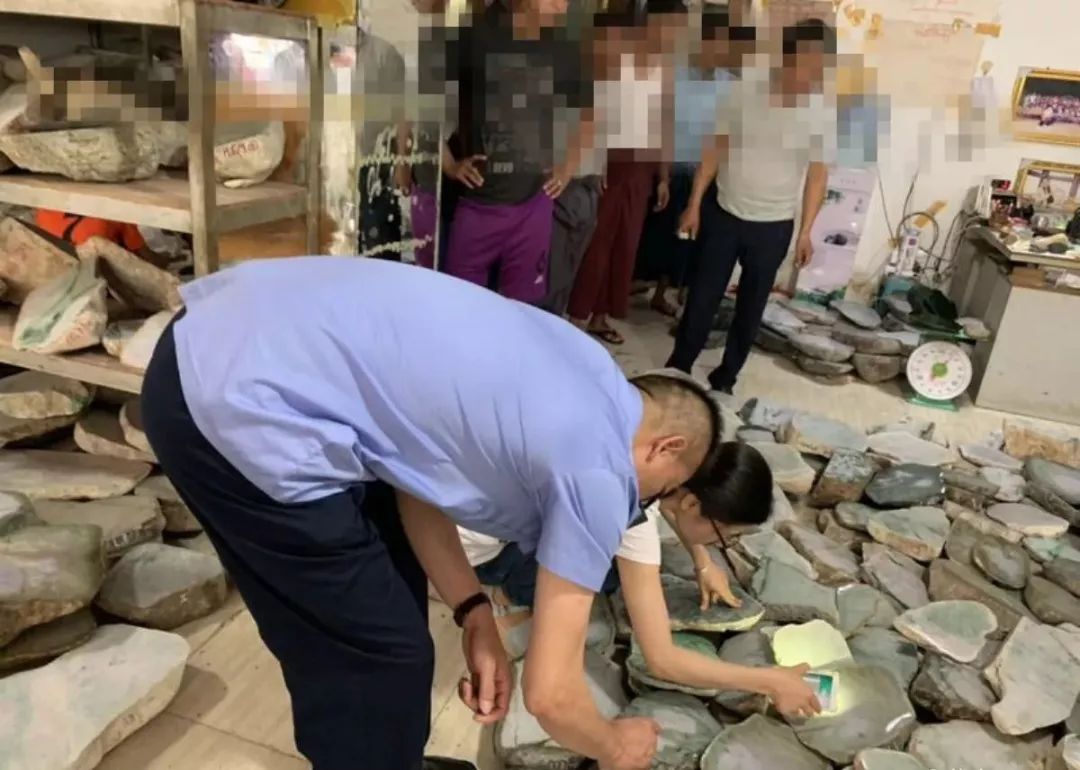 瑞丽假皮翡翠被抓,瑞丽假翡翠被抓